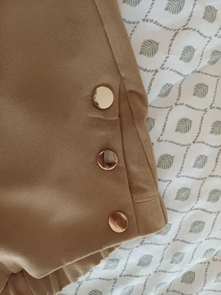 Pantalones cropped beige talla L