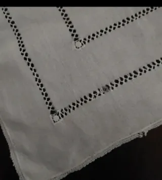 Centrotavola in lino con ricamo 60x60 cm
