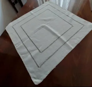 Centrotavola in lino con ricamo 60x60 cm