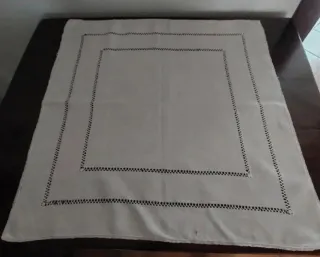 Centrotavola in lino con ricamo 60x60 cm