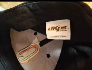 Gorra negra bordado Q multicolor