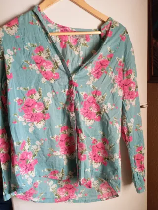 Camisa floral azul y rosa