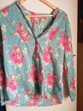 Camisa floral azul y rosa
