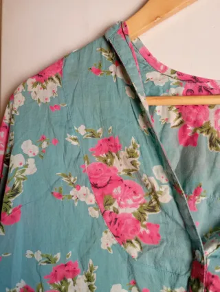 Camisa floral azul y rosa