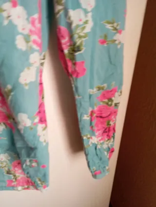 Camisa floral azul y rosa