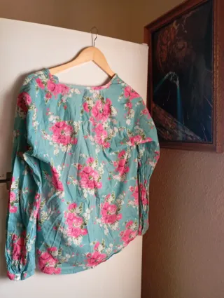Camisa floral azul y rosa