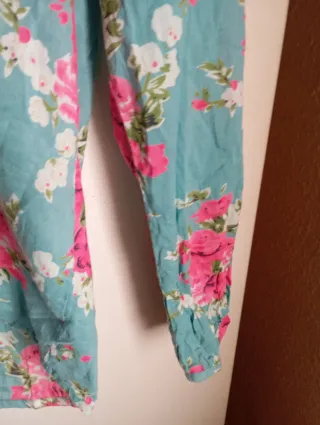 Camisa floral azul y rosa