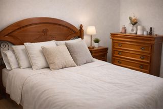 Cabecero, cómoda y mesitas de noche madera