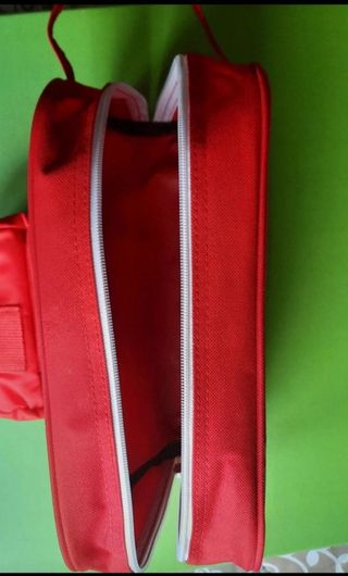 Bolsas neceser Coca-Cola y neveras para refrescos.