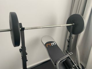 Attrezzatura completa per palestra: Ellittica, pesi, panca e pavimento