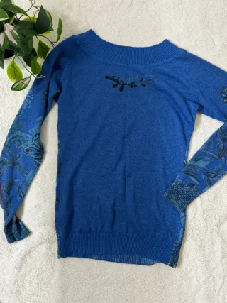 Jersey azul con estampado floral