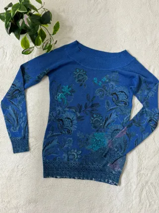 Jersey azul con estampado floral