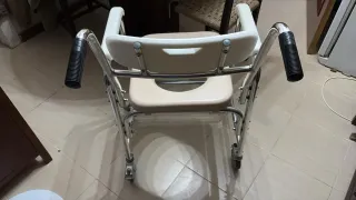 Silla de baño y ducha con ruedas