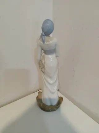 Figura Tito Segovia Pastora con Cordero Porcelana