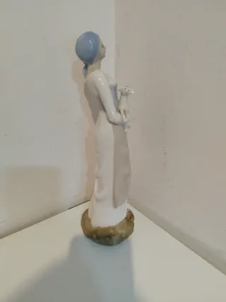 Figura Tito Segovia Pastora con Cordero Porcelana