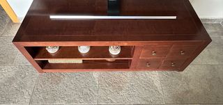 Elegante mueble TV colonial y mesa centro