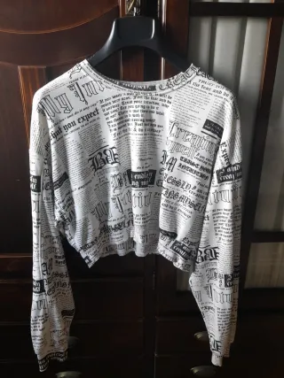Sudadera Bershka Newspaper Print Talla S
