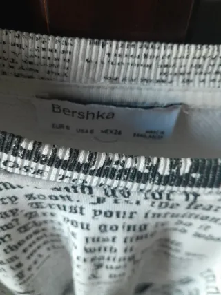 Sudadera Bershka Newspaper Print Talla S