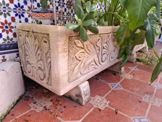 Maceteros de piedra con detalle floral