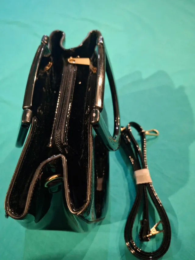 Bolso de mano charol negro