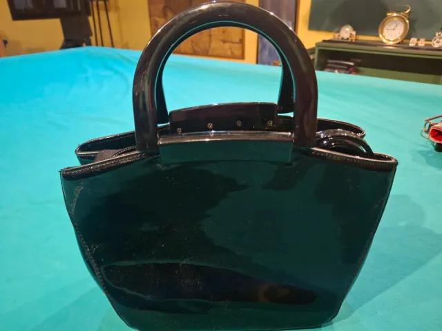 Bolso de mano charol negro