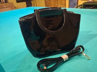 Bolso de mano charol negro
