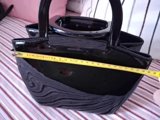 Bolso de mano charol negro