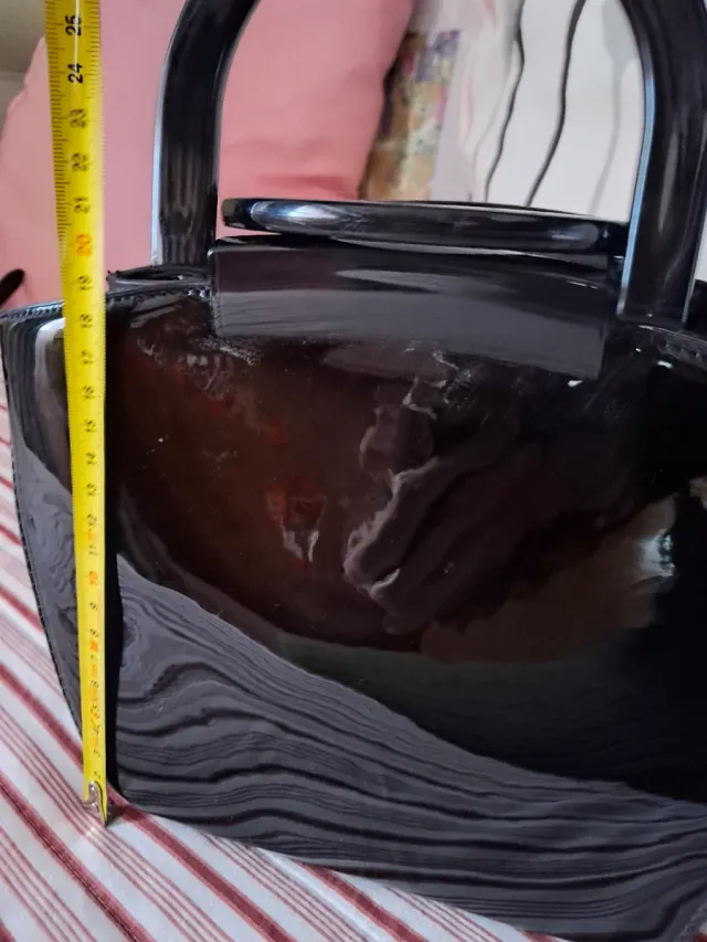 Bolso de mano charol negro