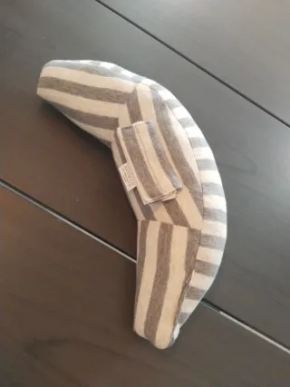 Cojín de viaje azul y beige