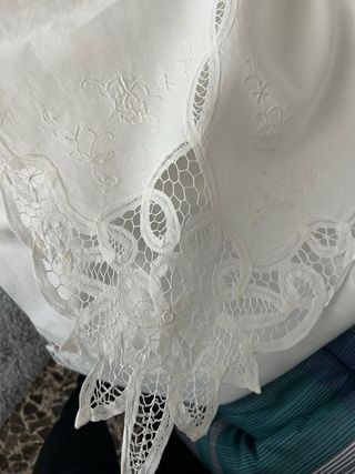 Copriletto in lino ricamato a mano