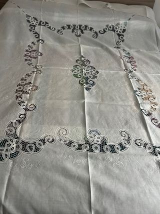Copriletto in lino ricamato a mano