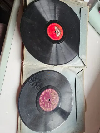 Álbum antiguo con 13 discos para gramófono