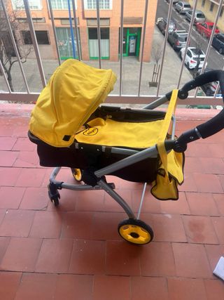 Carrito de juguete amarillo