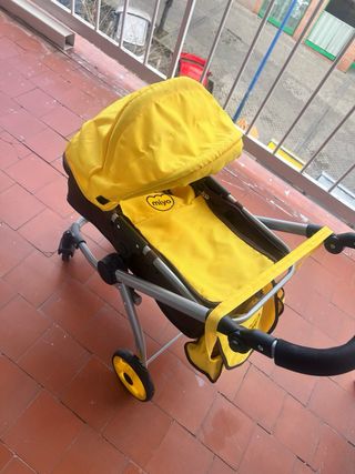 Carrito de juguete amarillo