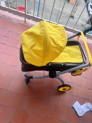 Carrito de juguete amarillo