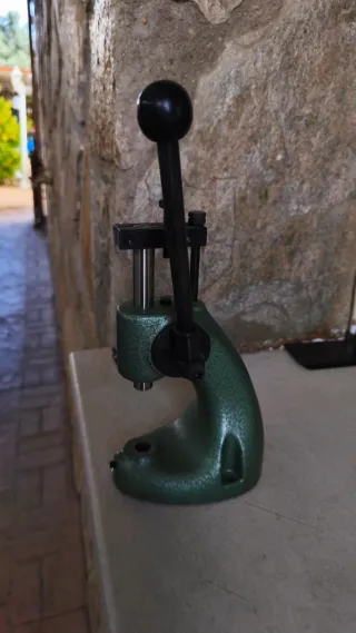 Prensa olladora remachadora