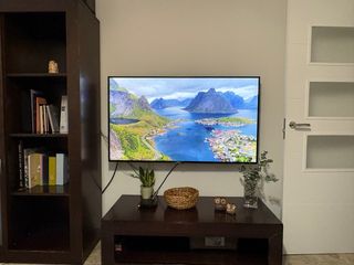 Mueble vitrina y TV madera oscura