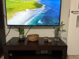 Mueble vitrina y TV madera oscura