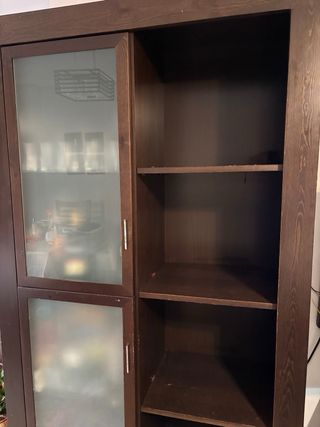 Mueble vitrina y TV madera oscura