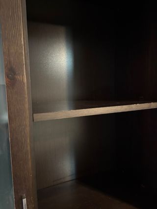 Mueble vitrina y TV madera oscura