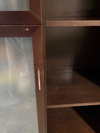 Mueble vitrina y TV madera oscura