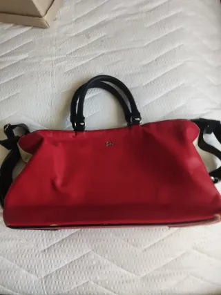 Bolso de mano rojo y negro