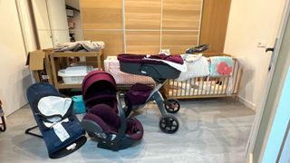 Carro Stokke morado: capazo, silleta y maxicosi