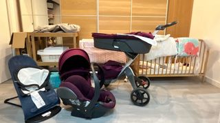 Carro Stokke morado: capazo, silleta y maxicosi