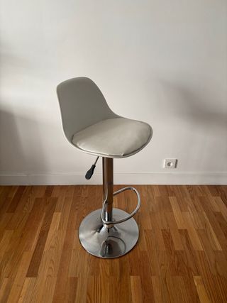 Taburete hidráulico blanco y plateado