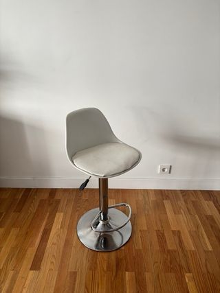 Taburete hidráulico blanco y plateado