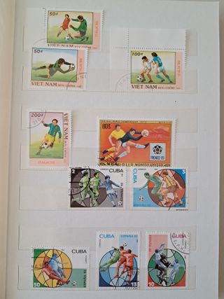 Album completo di 150 francobolli sport calcio