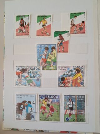 Album completo di 150 francobolli sport calcio