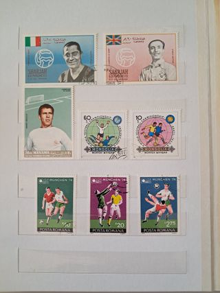 Album completo di 150 francobolli sport calcio