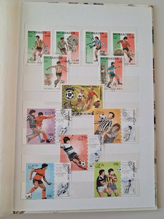 Album completo di 150 francobolli sport calcio